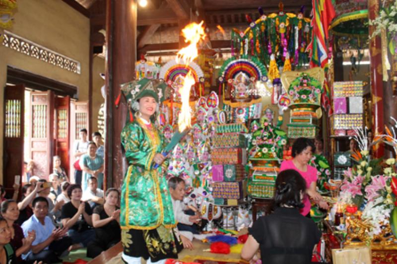 Hinh anh Den Mau tho Tu Phu Thanh Mau, bieu tuong tin nguong Viet Nam day linh thieng va gan gui